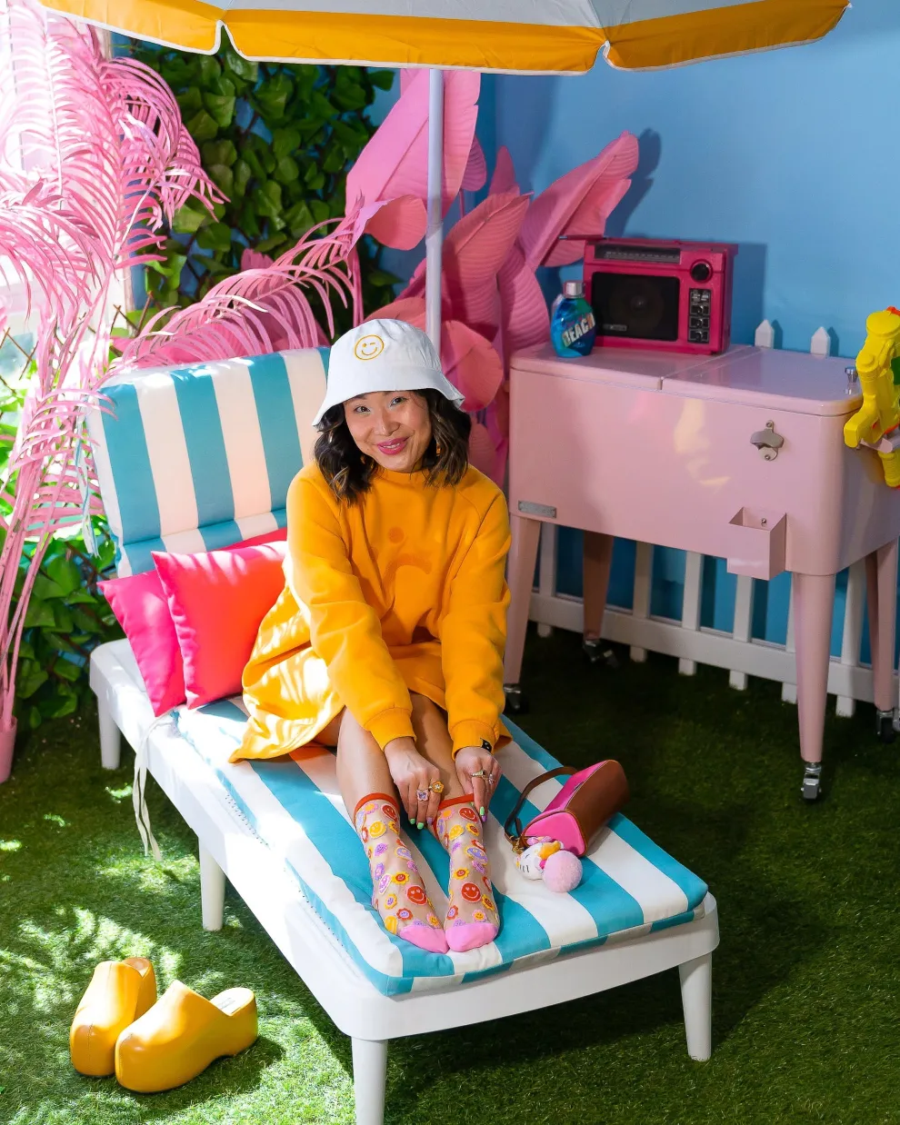 Smiley Face Daisy Sheer Crew Sock