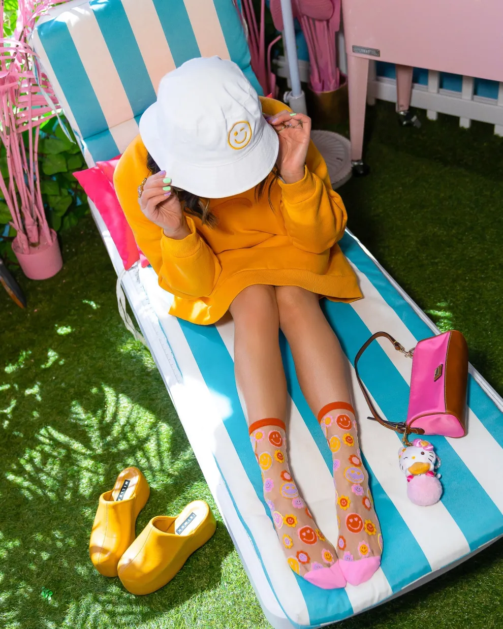 Smiley Face Daisy Sheer Crew Sock